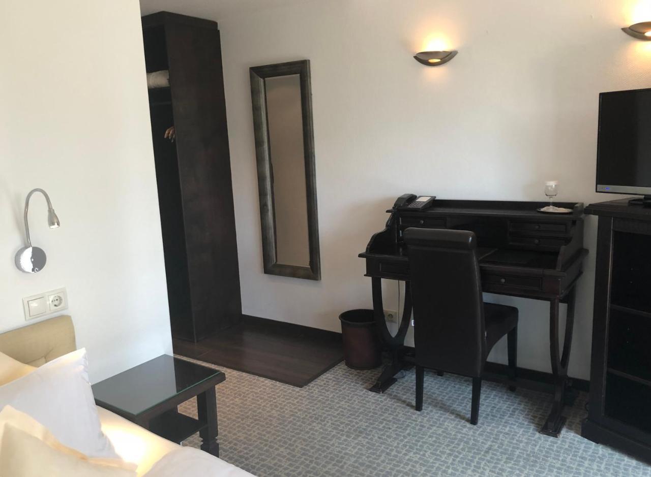 Single Room,696434361:JPEG